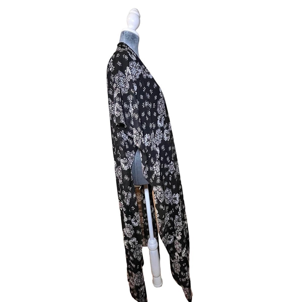TORRID Floral Kimono, Black/White Hints of Pink, Size 1/2 Pre-Owned - Picture 5 of 6